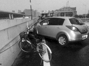 新闻爆料时出车祸,新闻爆料现场突发意外，人员伤亡情况令人担忧